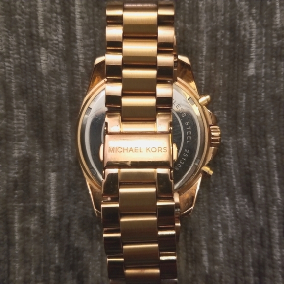 Michael Kors Oversized Rose Gold Watch - Picture 2 of 4